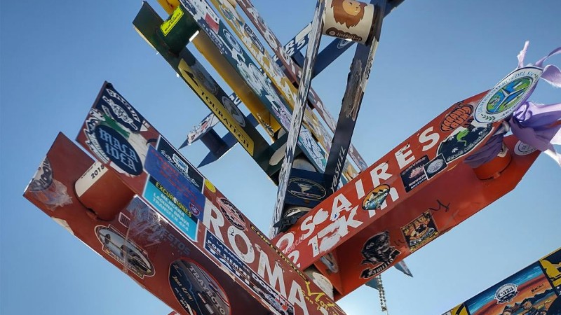 Explore global destinations with this vibrant signpost featuring world cities., tags: nelle città - pexel