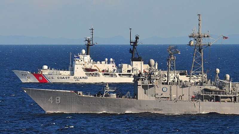 USS Vandegrift (FFG 48) and USCGC Mellon (WHEC-717) cruising side by side in the Java Sea on May 28, 2010, tags: sistema la sicurezza - CC BY-SA